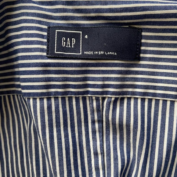 2/20$ Gap Women’s shirt - Picture 4 of 4